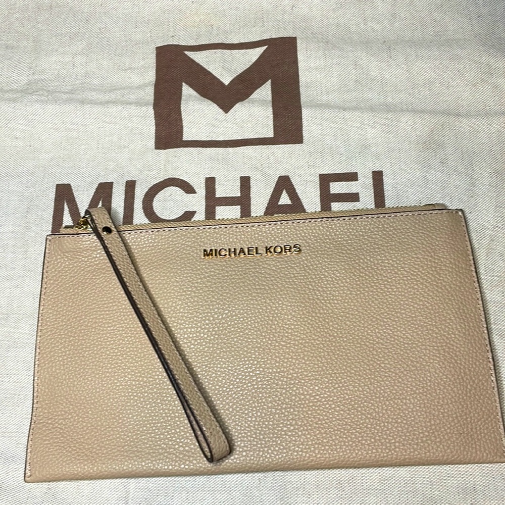 NWOT Michael Kors wristlet